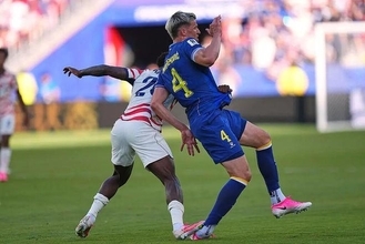 トランプ氏がサッカーW杯の判定に介入、米と対戦したチームは不満隠せず