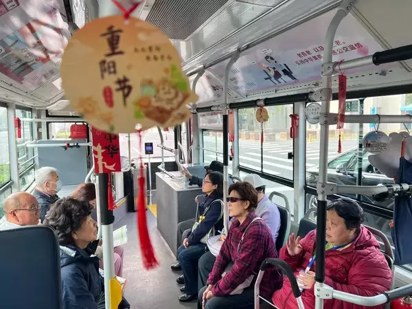 重陽節を迎える中国、全国の都市公共バス停3万5000カ所以上で高齢者向け改修作業完成