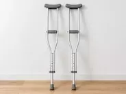 こっちは松葉杖なのに……日本人の「小さな悪意」が中国ネットで反響呼ぶ