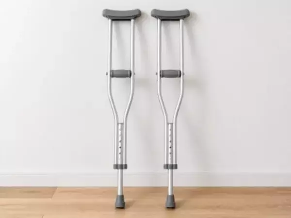 こっちは松葉杖なのに……日本人の「小さな悪意」が中国ネットで反響呼ぶ