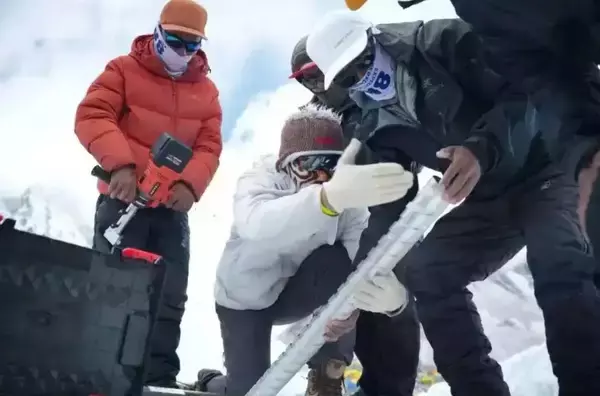 中国とネパール共同科学調査チームが人類初のチョモランマ山頂の全層氷床コアサンプリングに成功