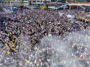 貴州省徳江県で数十万人が水をかけ合い祝う「水龍節」―中国