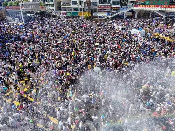 貴州省徳江県で数十万人が水をかけ合い祝う「水龍節」―中国