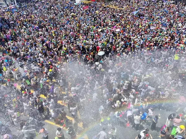 「貴州省徳江県で数十万人が水をかけ合い祝う「水龍節」―中国」の画像