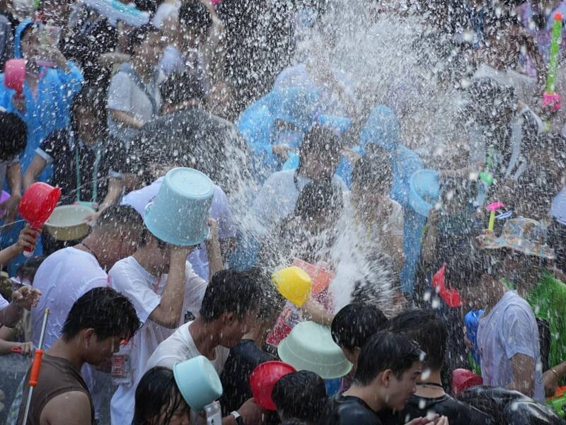 貴州省徳江県で数十万人が水をかけ合い祝う「水龍節」―中国