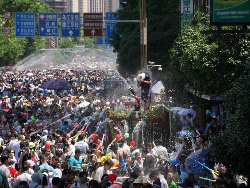 貴州省徳江県で数十万人が水をかけ合い祝う「水龍節」―中国