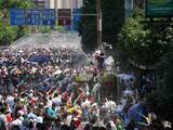 「貴州省徳江県で数十万人が水をかけ合い祝う「水龍節」―中国」の画像4