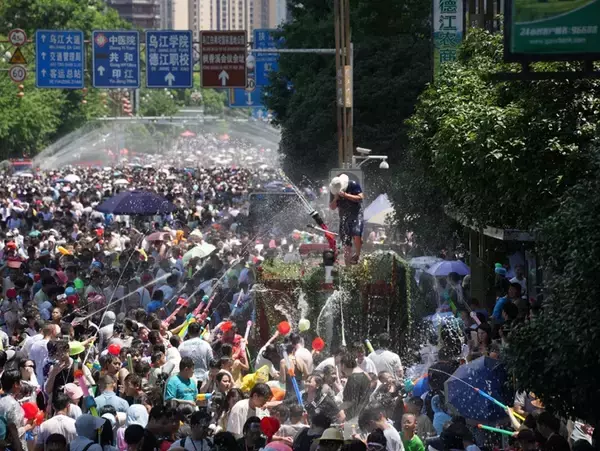 「貴州省徳江県で数十万人が水をかけ合い祝う「水龍節」―中国」の画像