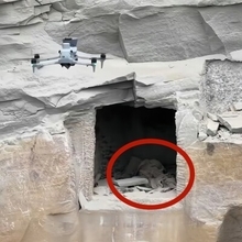 ドローンを飛ばしていた男性が崖の空洞でミイラ化した人の遺体を発見―中国