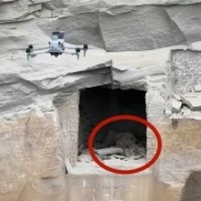 ドローンを飛ばしていた男性が崖の空洞でミイラ化した人の遺体を発見―中国