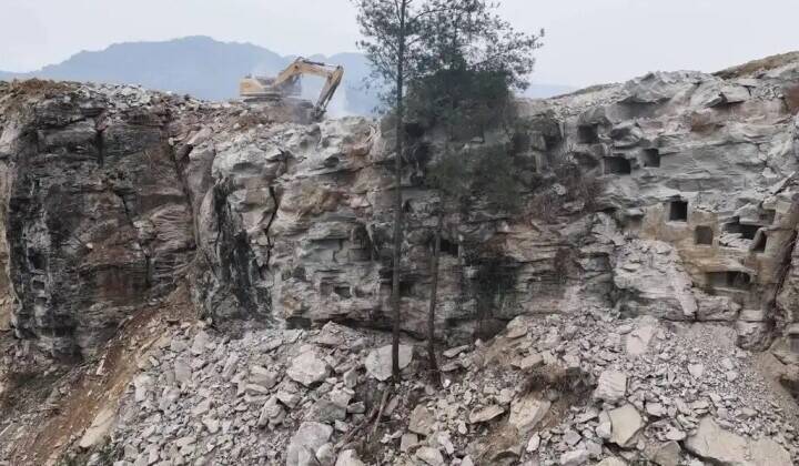 ドローンを飛ばしていた男性が崖の空洞でミイラ化した人の遺体を発見―中国