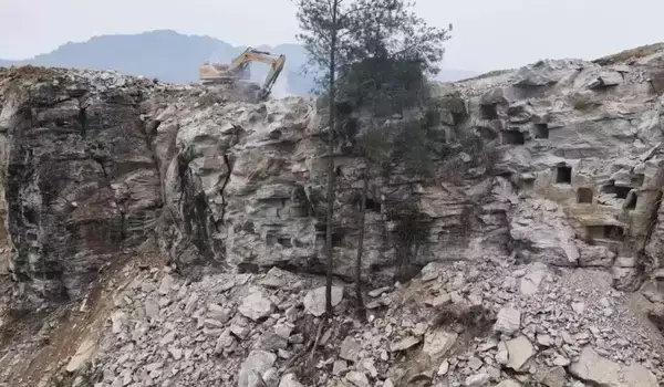 「ドローンを飛ばしていた男性が崖の空洞でミイラ化した人の遺体を発見―中国」の画像