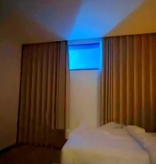 ホテルの部屋のカーテンを開けると窓の向こうはプールの中―中国