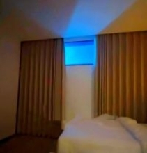 ホテルの部屋のカーテンを開けると窓の向こうはプールの中―中国