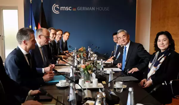 「ドイツのメルツ首相と中国の王毅外交部長がミュンヘンで会談」の画像