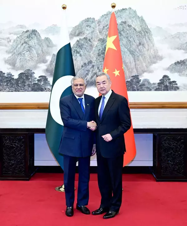 王毅外交部長、パキスタンのダール副首相兼外相と会談―中国