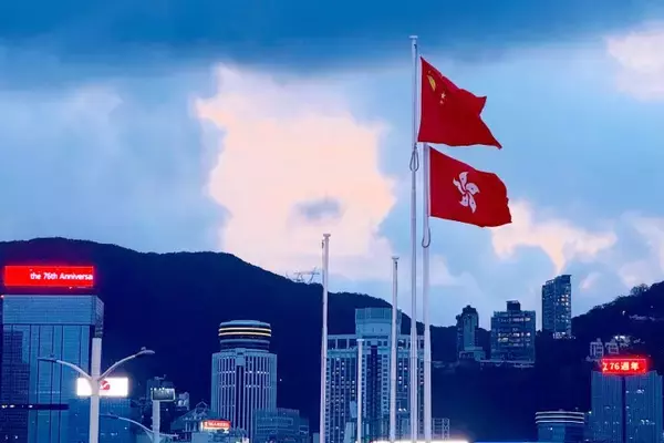 「香港「0元旅行」の中国人インフルエンサー、慈善活動の食事を「タダ食い」で炎上―中国メディア」の画像