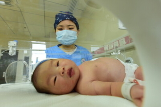 家庭の育児コスト削減へ、託児保育サービスの特別立法を検討―中国