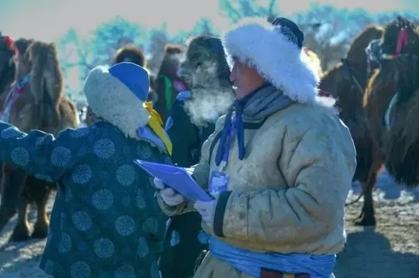 「フンシャンダク砂漠で「最も美しい雄ラクダ」を決める選考会―内モンゴル自治区」の画像