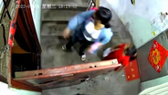 母娘が雨具姿の男に部屋の中に引き込まれる、映像がネットで拡散―中国