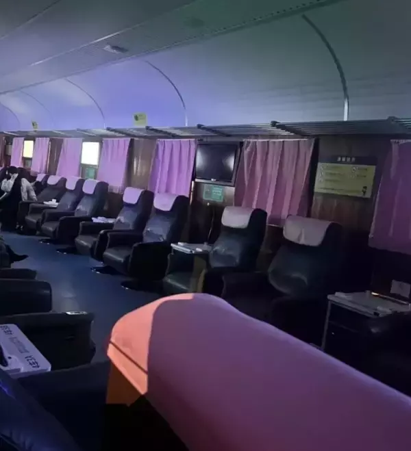 「杭州東駅にある無料の夜間休息エリアはレトロな車両「緑皮車」―中国」の画像