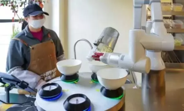 杭州市初の「AIロボットレストラン」、調理からサービスまでロボットが担当―中国