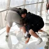 「韓国の中学生が上海の東方明珠電視塔の展望台でふざけ騒ぐとする動画が中国のSNSで物議」の画像1