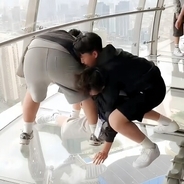 韓国の中学生が上海の東方明珠電視塔の展望台でふざけ騒ぐとする動画が中国のSNSで物議