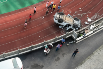 自動車が突然暴走、柵を突き破り運動場のトラックに転落―中国