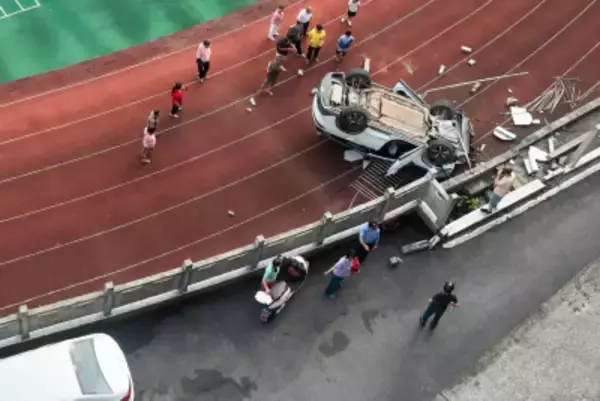 自動車が突然暴走、柵を突き破り運動場のトラックに転落―中国