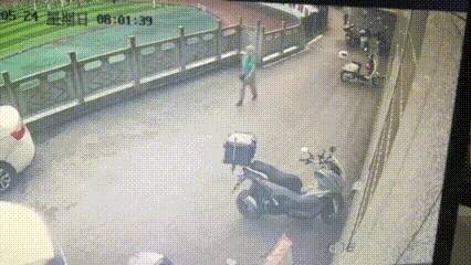 自動車が突然暴走、柵を突き破り運動場のトラックに転落―中国