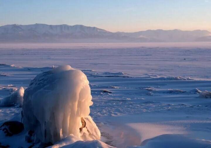 サリム湖の氷が作り出した幻想的な景色―中国