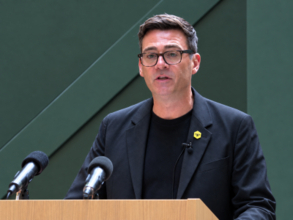 習近平主席、英国のバーナム首相と電話会談
