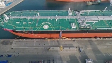 世界初のメタノール二元燃料推進スマート超大型タンカー、大連で引き渡し