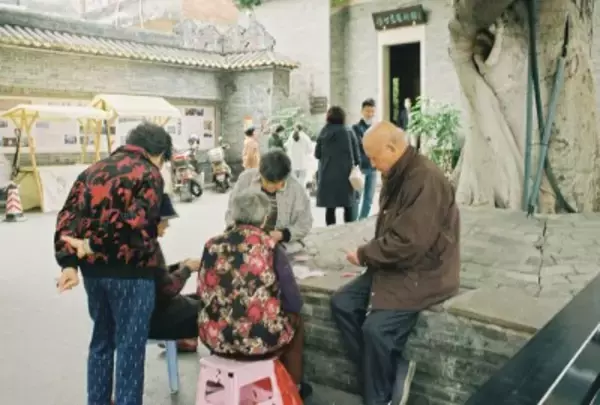 生涯における要介護期間は女性の方が長い―最新研究結果