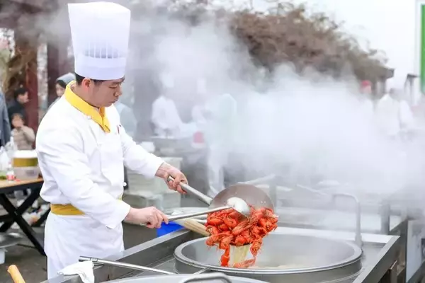 「江蘇省盱眙でザリガニ漁が解禁―中国」の画像