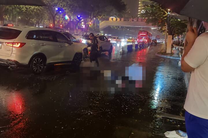 冠水した道路で倒れた2人、周囲には大勢の人もある理由から助けられず―中国