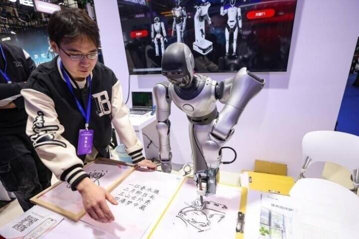 世界スマート製造博覧会が南京で開催、ロボットが得意技を披露―中国