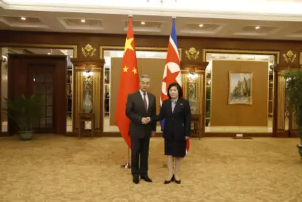 訪朝した中国の王毅外交部長、平壌市内で崔善姫外相と会談