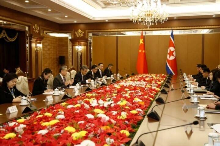 訪朝した中国の王毅外交部長、平壌市内で崔善姫外相と会談