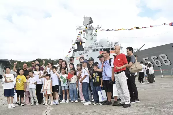 香港とマカオの市民が軍艦を見学、「青き航跡」に刻まれた情熱と国防の決意
