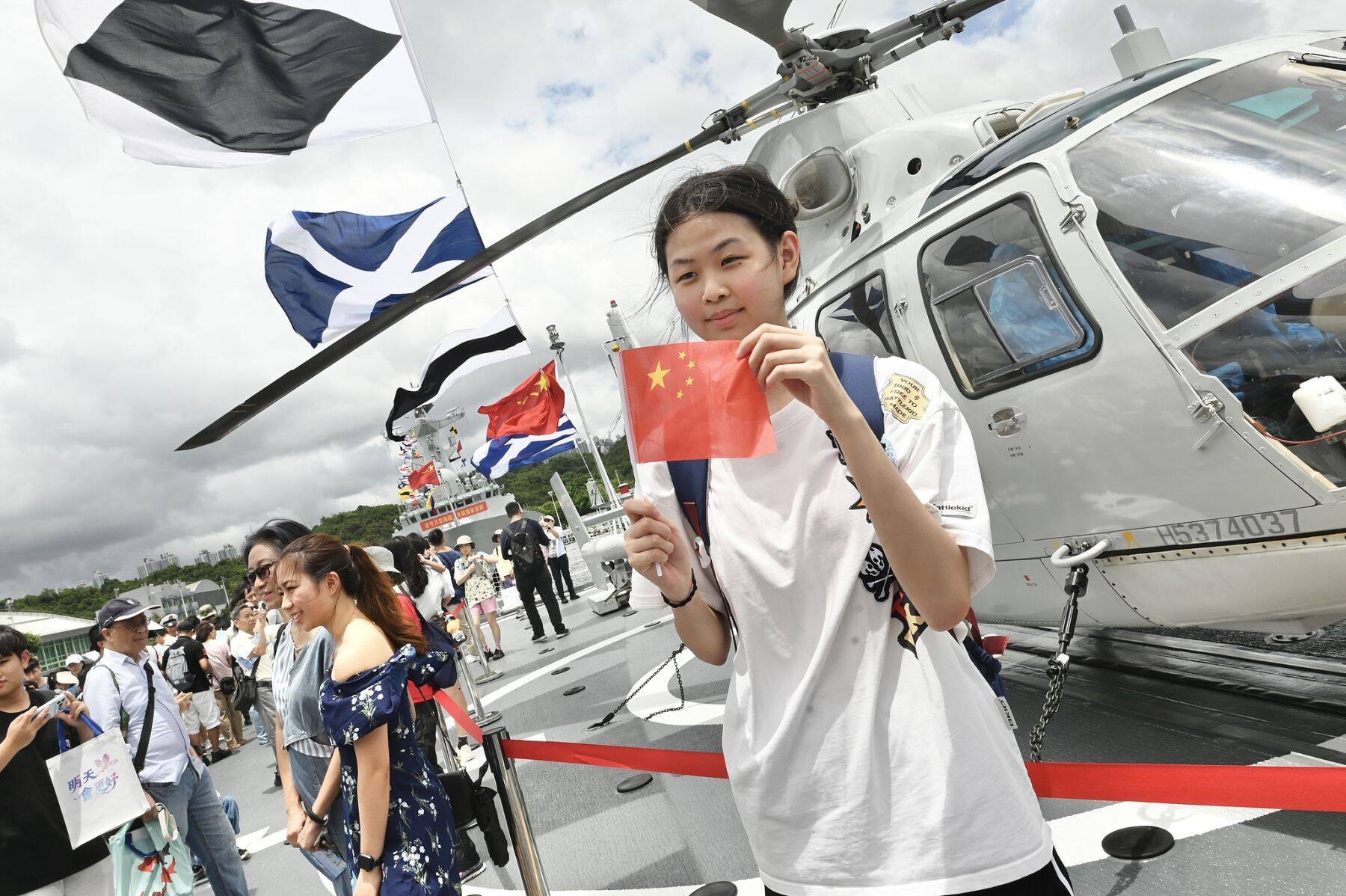 香港とマカオの市民が軍艦を見学、「青き航跡」に刻まれた情熱と国防の決意