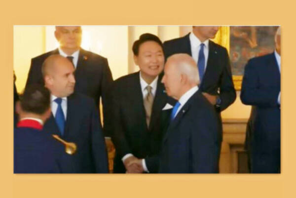 尹大統領と握手するバイデン大統領の視線が…、映像が韓国ネットで物議「屈辱」「米韓同盟破たん」