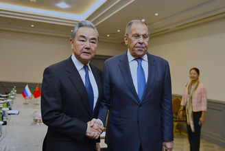 王毅外交部長、ロシアのラブロフ外相と会談