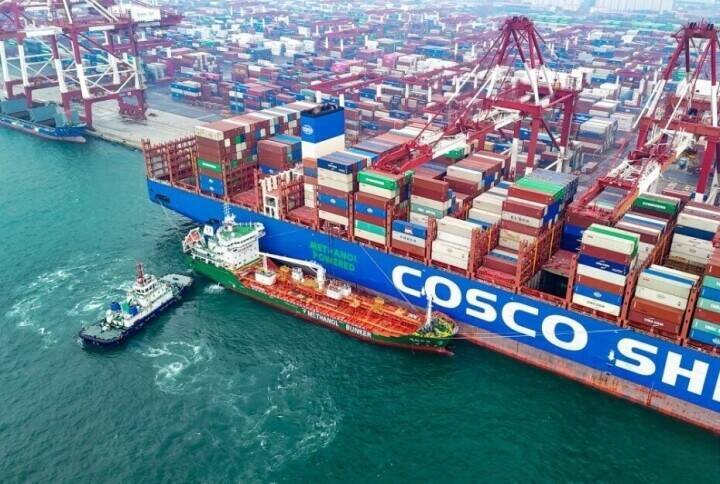 青島港で初のグリーンメタノールの船舶間バンカリング実施―中国