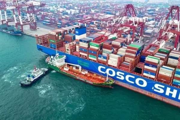 「青島港で初のグリーンメタノールの船舶間バンカリング実施―中国」の画像