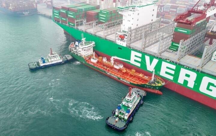 青島港で初のグリーンメタノールの船舶間バンカリング実施―中国