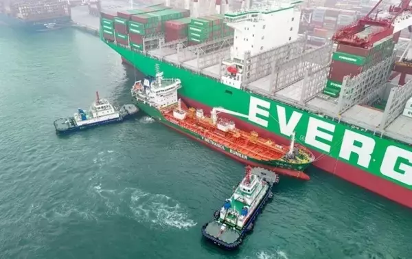 「青島港で初のグリーンメタノールの船舶間バンカリング実施―中国」の画像