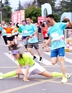 マラソンコースで開脚、補給物資を大量持ち去り、男女ランナーに2年間の出場禁止処分―中国