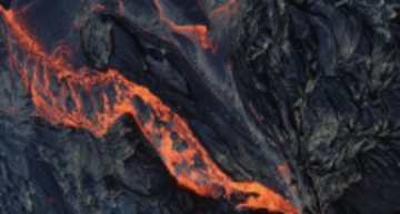 欧州で最も活発な火山が再び噴火 溶岩流をドローンで撮影